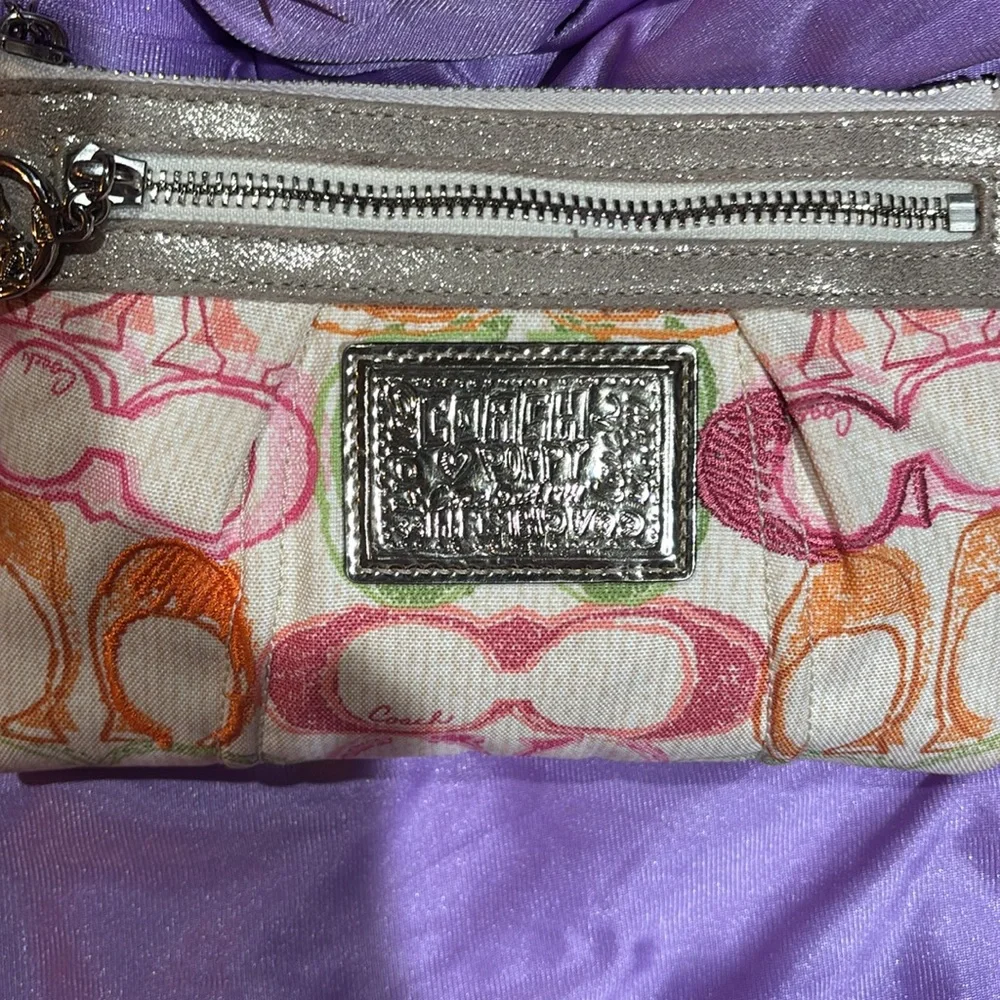 Coach Poppy Wristlet - Picture 14 of 15
